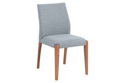 cadeira de madeira de jantar liv cinza em fundo infinito visto na diagonal