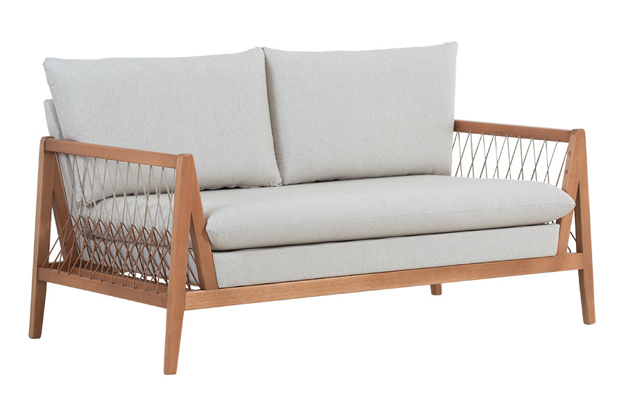 sofá 2 lugares trance bege em fundo infinito visto na diagonal