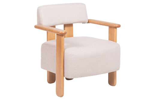 Poltrona para sala Feather cor bege vista na diagonal em fundo branco