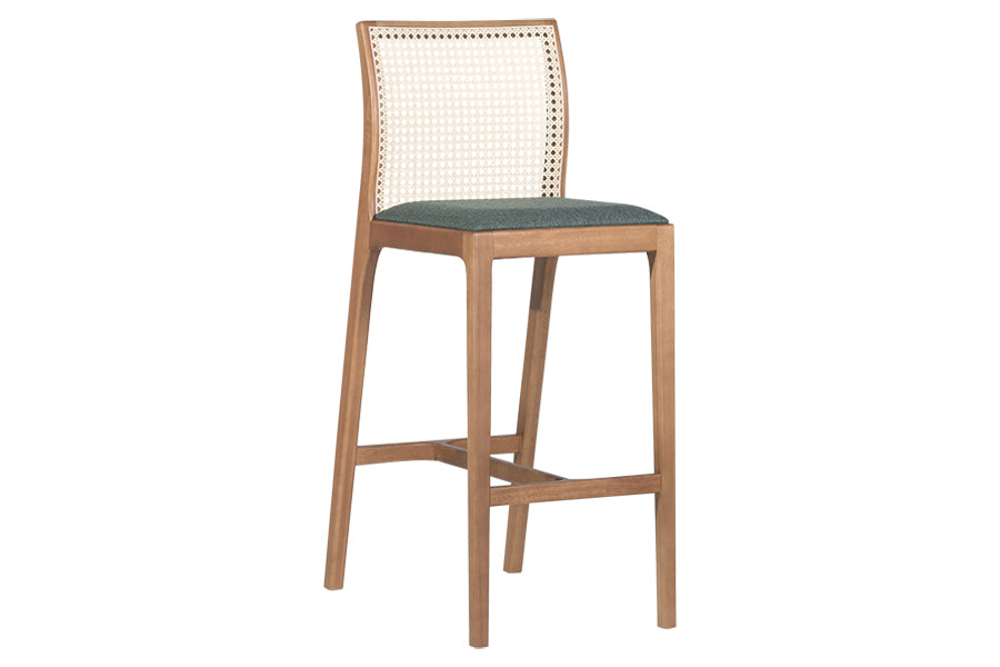 banqueta para bancada alta lira verde em fundo infinito visto em diagonal