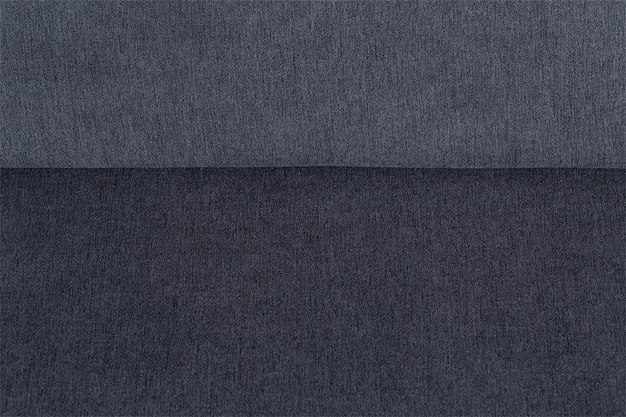 sofa 2 lugares arpoador natural tecido cinza escuro em fundo infinito detalhe tecido
