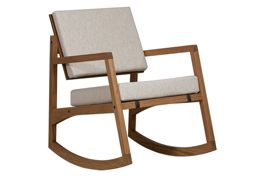 cadeira balanco comodita jatoba e tecido bege vista na diagonal