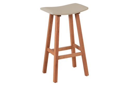 banqueta alta bege ipanema stain e couro bege em fundo infinito