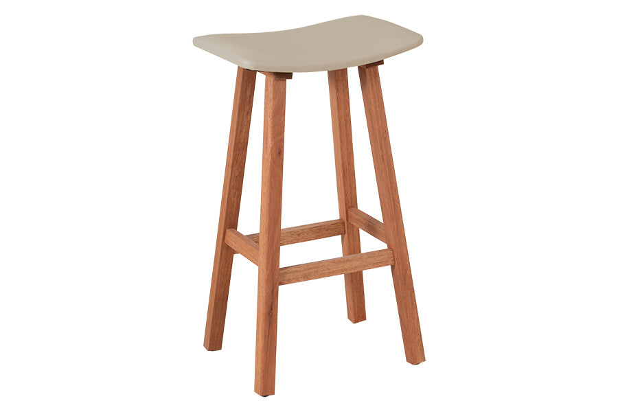 banqueta alta bege ipanema stain e couro bege em fundo infinito