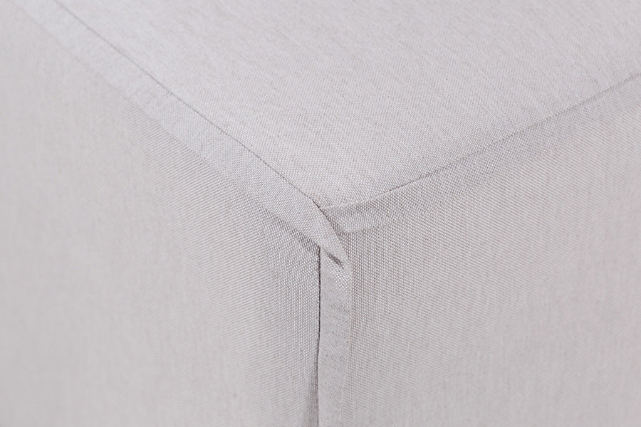 foto do sofá módulo esquerdo com chaise maraú na cor bege detalhe costura