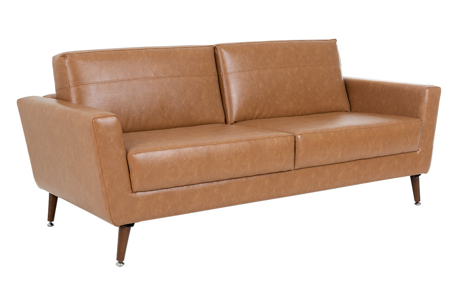 foto do sofa 3 lugares louise na cor caramelo em fundo branco visto na diagonal