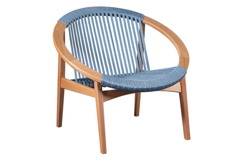 Poltrona Cônica Natural  e Corda Azul vista em perspectiva em fundo branco