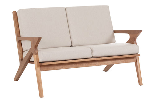 sofa de madeira 2 lugares tris amendoa e tecido cru em fundo infinito visto na diagonal