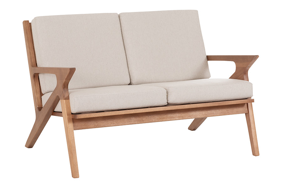 sofa de madeira 2 lugares tris amendoa e tecido cru em fundo infinito visto na diagonal