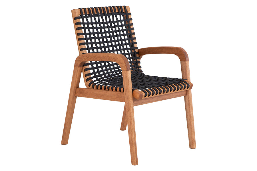 foto da cadeira com braços trama na cor jatobá e corda preta em fundo branco vista na diagonal