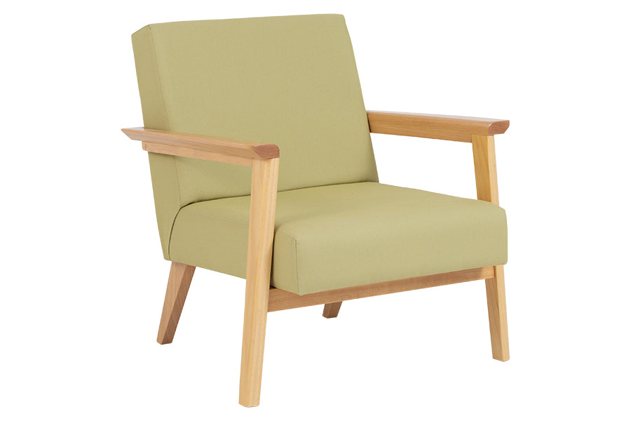 poltrona para sala caju verde em fundo infinito visto em diagonal