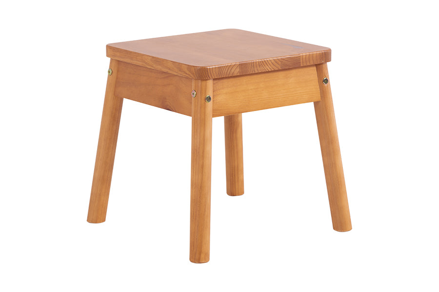 banqueta para cozinha baixa empilhavel baviera nozes em fundo infinito visto na diagonal