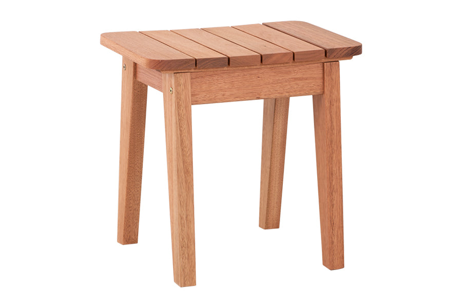 banqueta para cozinha baixa garden castanheira em fundo infinito visto na diagonal