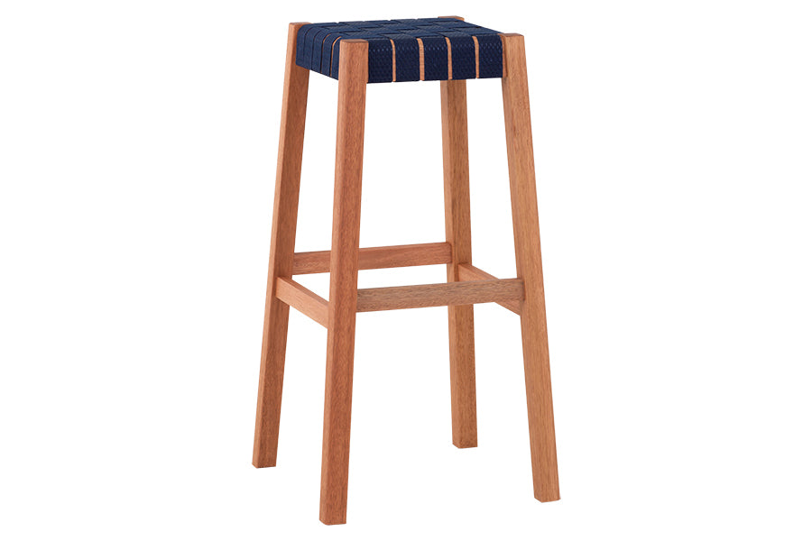 banqueta alta tape azul escuro em fundo infinito visto em diagonal