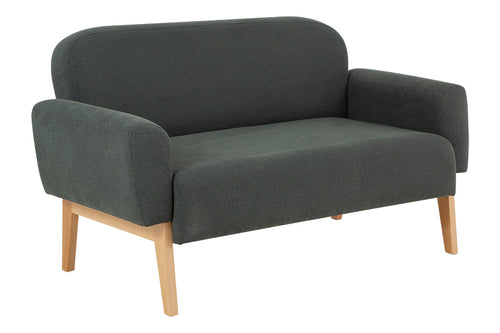 sofá 2 lugares agnes natural e tecido verde escuro visto na diagonal em fundo infinito