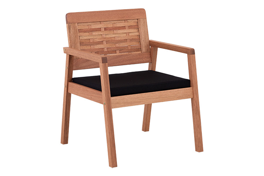 poltrona rústica para sala traço castanheira em fundo infinito visto na diagonal