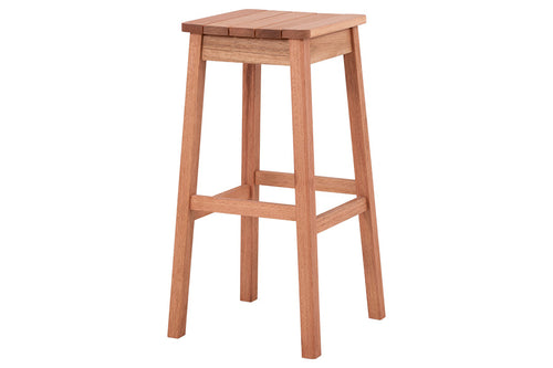 banqueta de cozinha alta garden castanheira em fundo infinito vista na diagonal