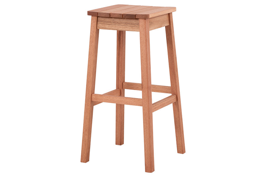 banqueta de cozinha alta garden castanheira em fundo infinito vista na diagonal