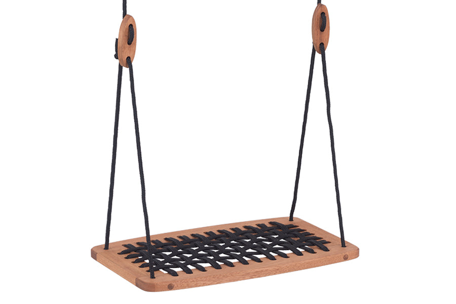 foto do balanço de madeira trança cor castanheira e corda preta visto na diagonal em fundo infinito