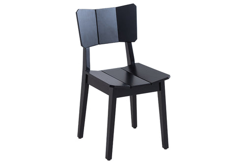 cadeira de escritório uma preta em fundo infinito visto na diagonal