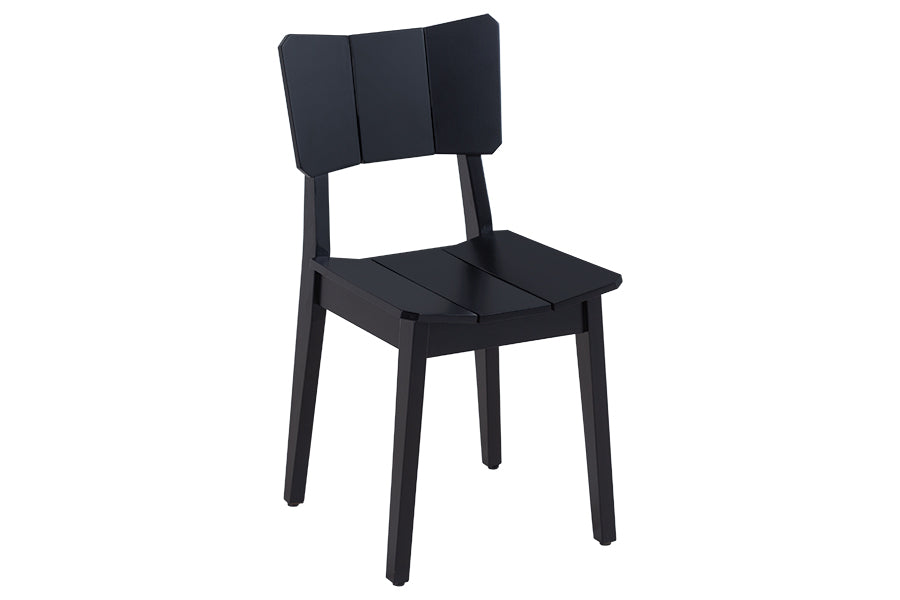 cadeira de escritório uma preta em fundo infinito visto na diagonal