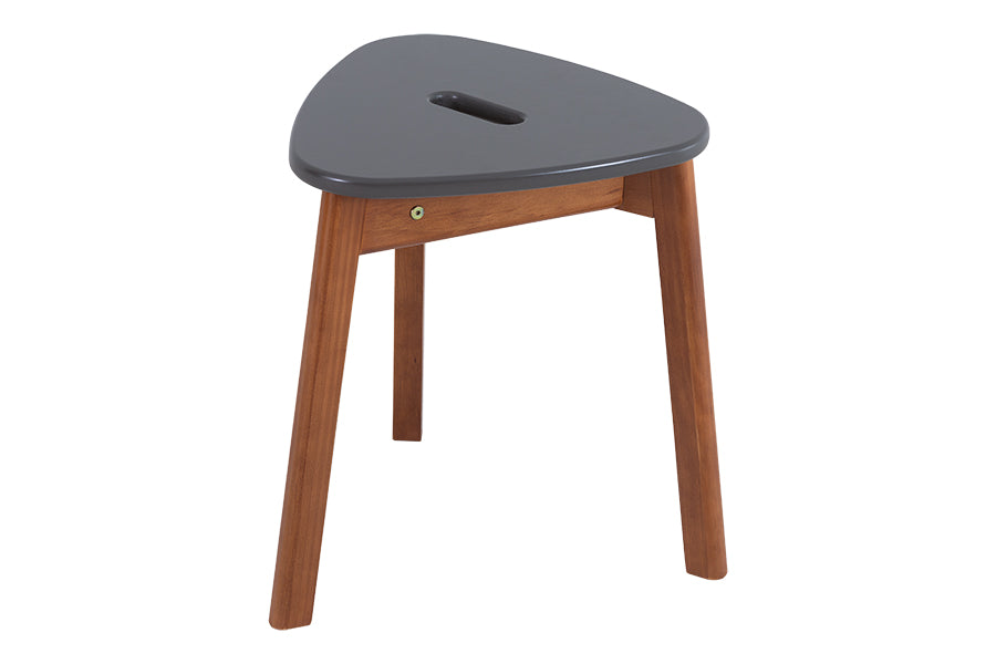 foto da banqueta para cozinha baixa empilhável brie na cor grafite vista na diagonal em fundo branco