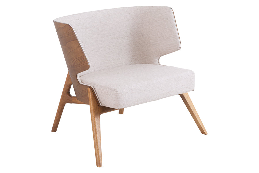 poltrona confortável wini bege em fundo infinito vista na diagonal