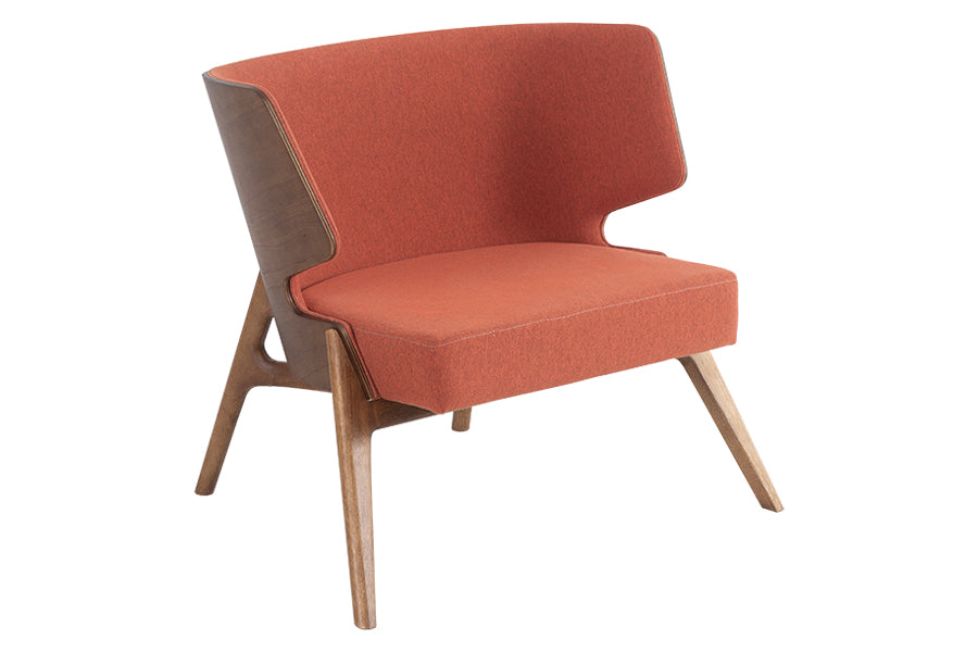 poltrona confortável wini terracota em fundo infinito vista na diagonal