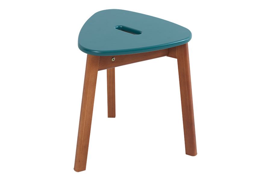 banqueta para cozinha empilhável brie verde vista na diagonal em fundo branco