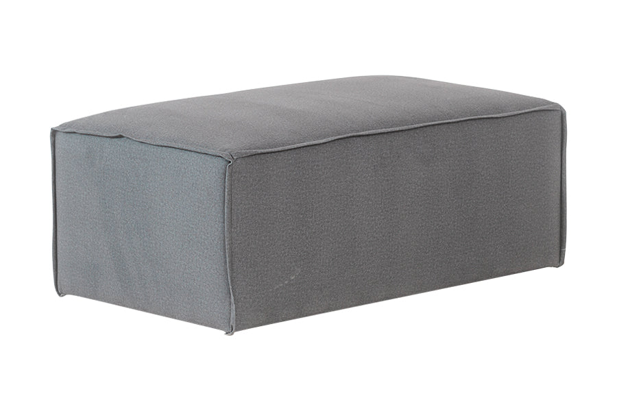 foto do sofá puff módulo maraú na cor cinza claro em fundo branco visto na diagonal