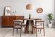 ambiente contendo o conjunto de mesa de jantar didion cor avela de madeira de verdade eucalipto e quatro cadeiras estofadas santorini para sala de jantar