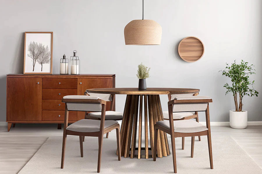 ambiente contendo o conjunto de mesa de jantar didion cor avela de madeira de verdade eucalipto e quatro cadeiras estofadas santorini para sala de jantar