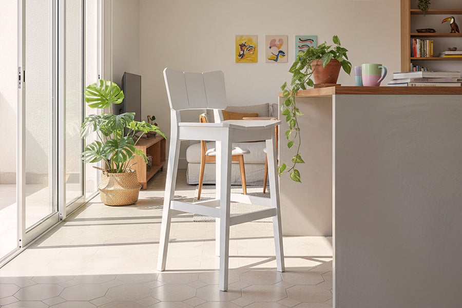 banqueta alta uma abientada na cozinha