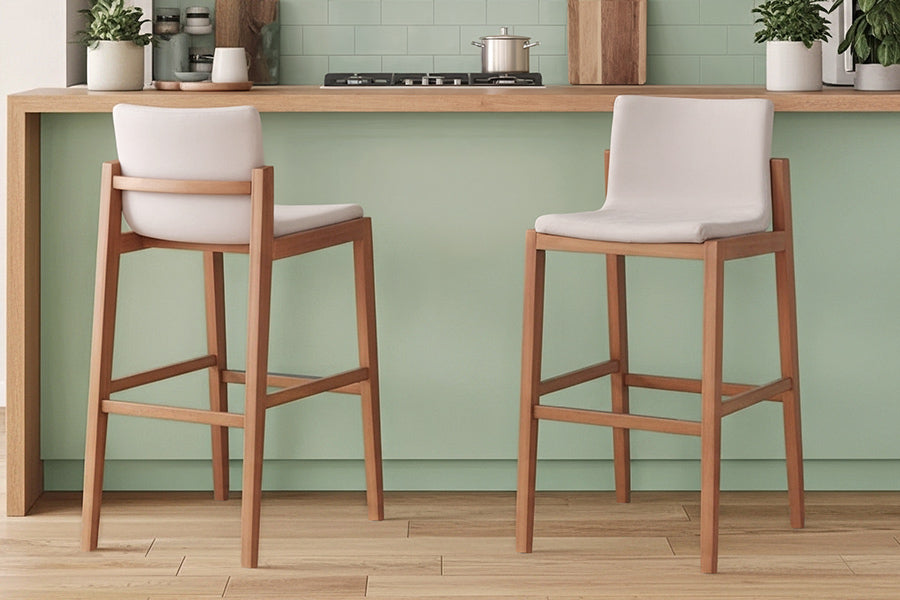 banqueta alta camelia cru ambientada na cozinha