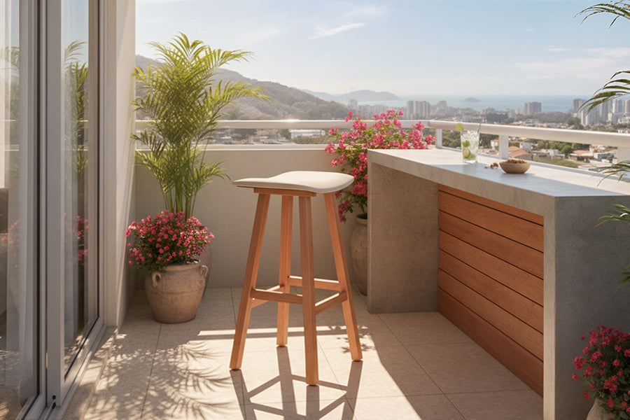banqueta alta ipanema bege ambientada na varanda