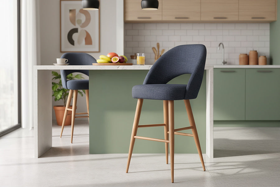 banqueta alta moon azul marinho ambientada na cozinha
