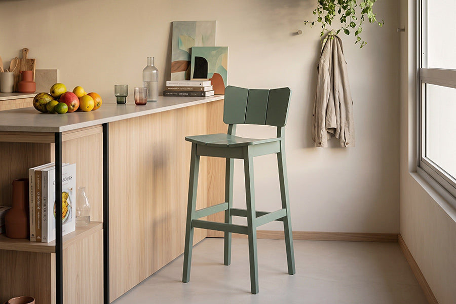 banqueta alta uma verde ambientada na cozinha