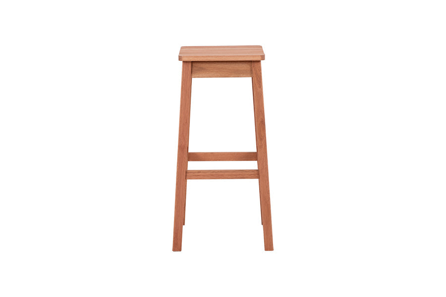 banqueta para bar alta garden castanheira em fundo infinito visto de frente