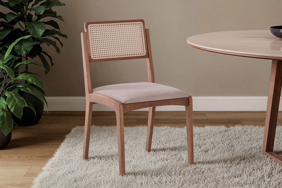 cadeira aria ambientada na sala de jantar