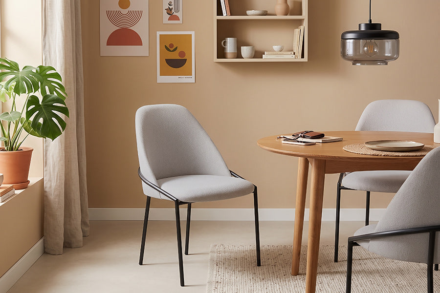 Cadeira de Jantar Chloé - Tecido para Pet Cinza ambientada na sala de jantar