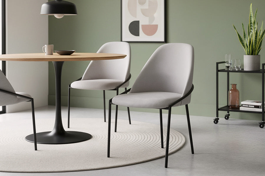 cadeira chloe cinza claro amientada na sala de jantar