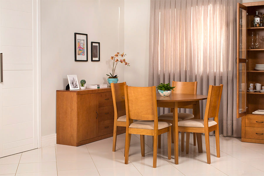 cadeira de madeira euro kit com 2 nozes e tecido bege claro em sala de jantar com buffet cristaleira e mesa de jantar euro