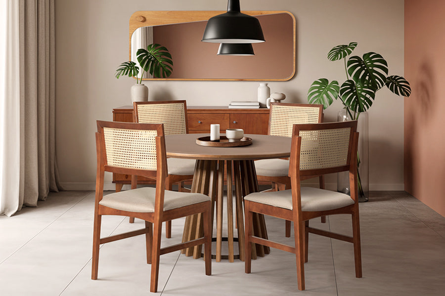 cadeira gal caramelo, mesa de jantar didion, buffet lotus e espelho lumen ambientados na sala de jantar