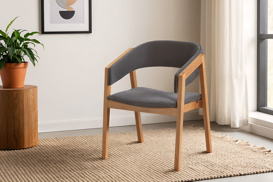 cadeira marconi cinza ambientada na sala de estar