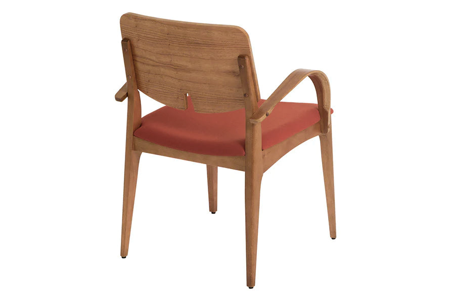 cadeira para mesa de jantar estofada regina laranja em fundo infinito vista de tras
