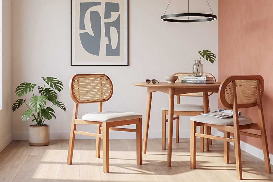 Cadeira de Jantar Savoy com Tela Natural e Tecido Bege ambientada na sala de jantar