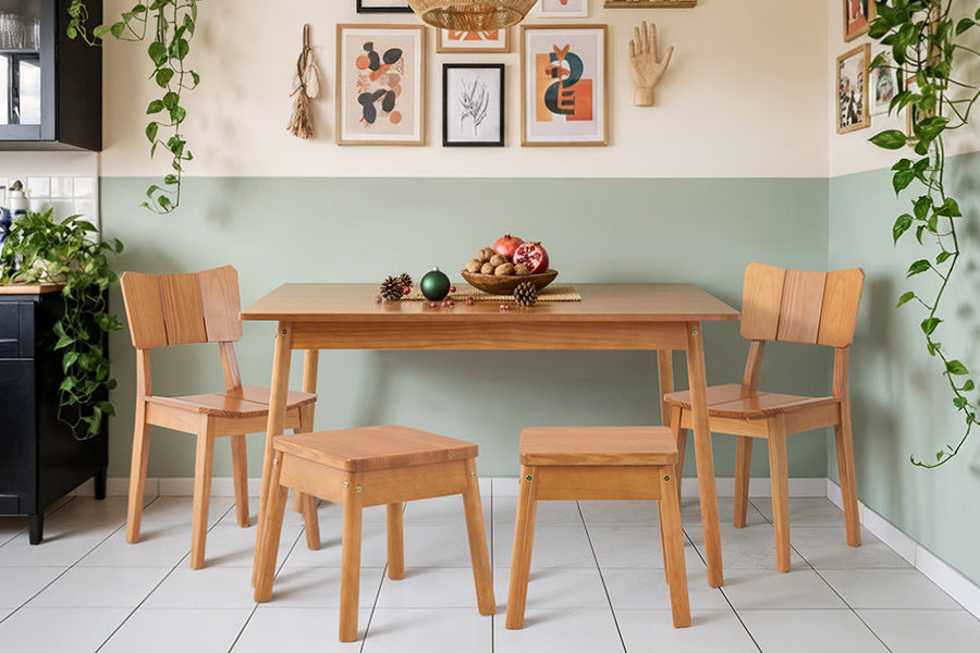 cadeira uma nozes com mesa baviera e banquetas baviera ambientadas na sala de jantar