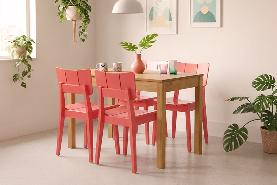 cadeira uma vermelha e mesa puerto ambientadas na sala de jantar