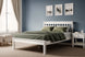 cama de casal habitual branca ambientada no quarto