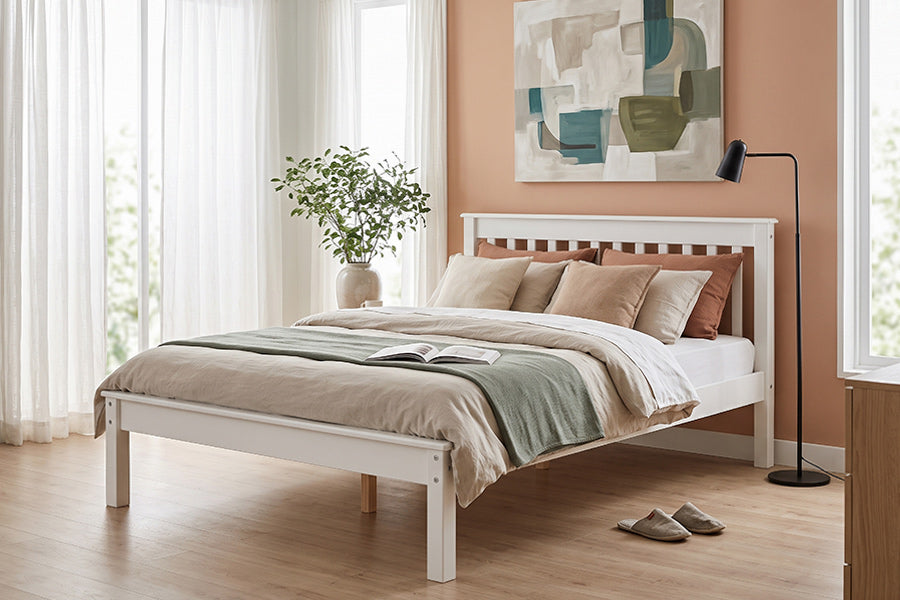 cama de casal habitual branca ambientada no quarto